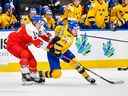 Stanislav Svozil #14 de Tchéquie et Jonathan Lekkerimaki #24 de Suède gardent les yeux sur le jeu lors du match pour la médaille de bronze du Championnat mondial junior 2022 de l'IIHF à Rogers Place le 20 août 2022 à Edmonton, Alberta, Canada.