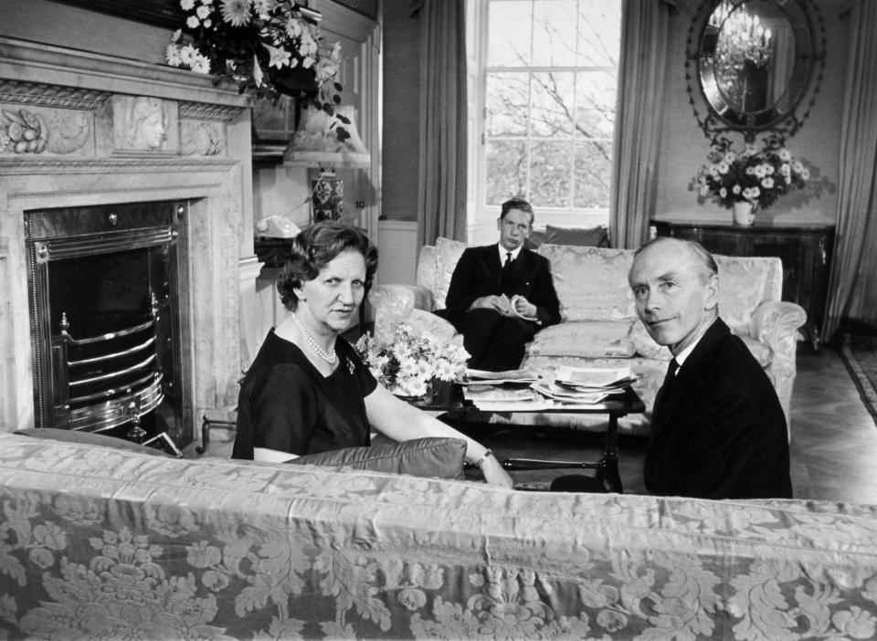 Sir Alec Douglas-Home avec sa femme Elizabeth et son fils David dans le petit salon du 10 Downing Street en novembre 1963 - Popperfoto
