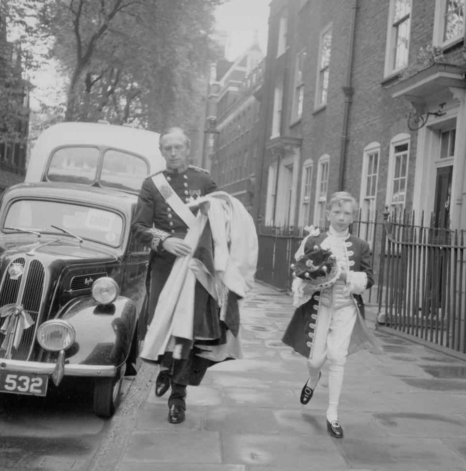 Le comte de Home (Sir Alec Douglas-Home) avec David, neuf ans, en route vers l'abbaye de Westminster pour le couronnement - Daily Mirror