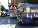 Un bus Hop On Hop Off sur East Hastings St. le 27 juillet 2022.