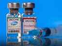 Des flacons avec des étiquettes de vaccins contre la maladie à coronavirus Pfizer-BioNTech et Moderna (COVID-19) sont visibles sur cette photo d'illustration prise le 19 mars 2021. 