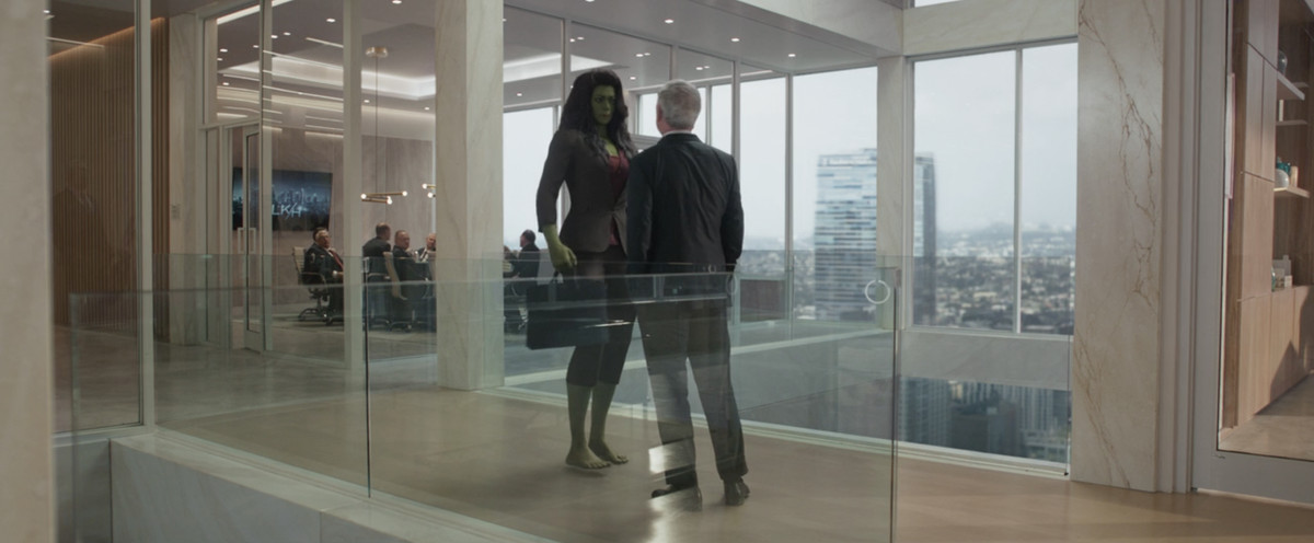 She-Hulk debout dans un bureau surpris par son patron
