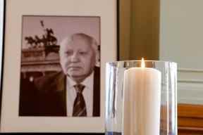 Une bougie brûle à côté d'une photo de feu l'ancien dirigeant soviétique Mikhaïl Gorbatchev à l'hôtel de ville de Berlin le 1er septembre 2022, après la mort de Gorbatchev à l'âge de 91 ans à Moscou le 30 août.
