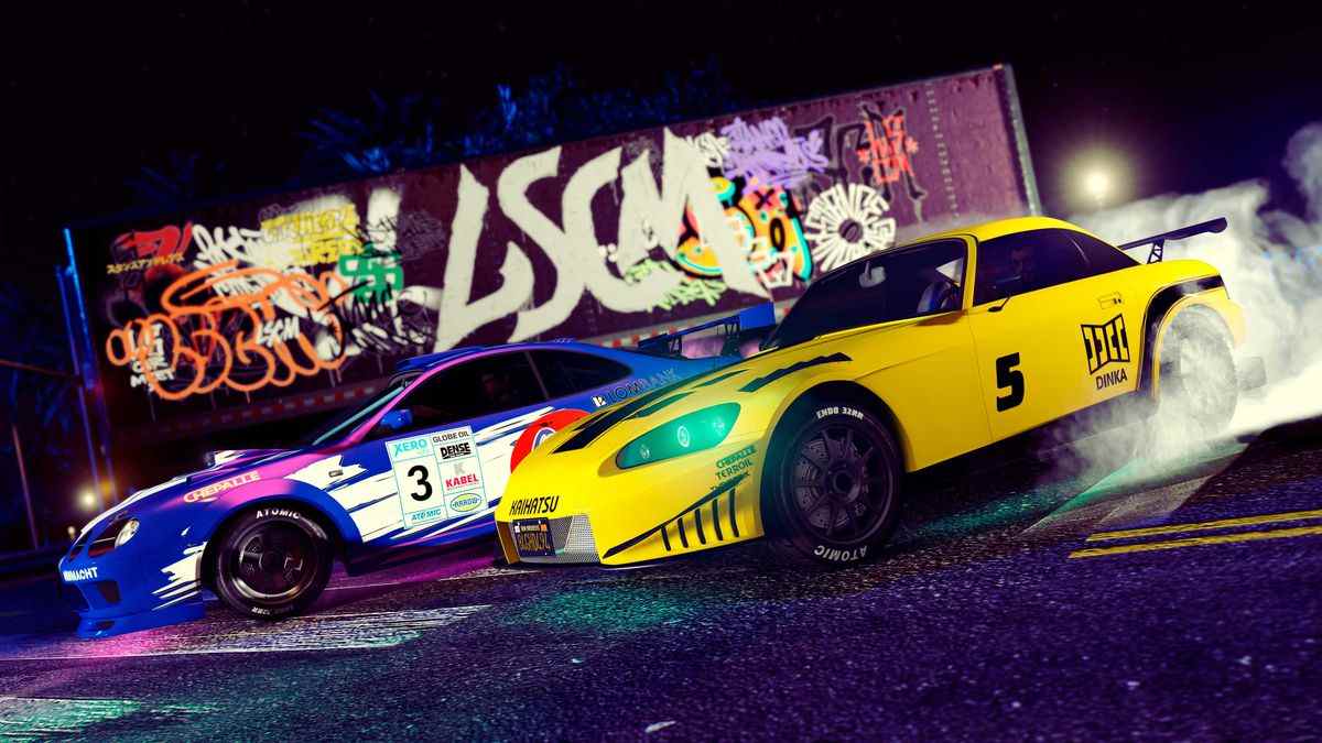 GTA Online - deux voitures de sport démarrent, prêtes pour une course souterraine, contre un mur de graffitis vibrants
