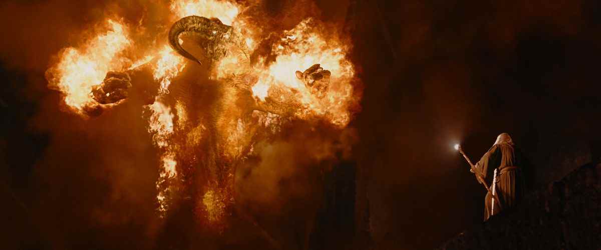 Balrog attaque Gandalf dans les mines de la Moria dans Le Seigneur des Anneaux : La Communauté des Anneaux