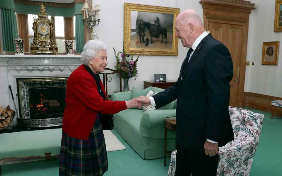 Sa Majesté avec Sir Peter Cosgrove dans le salon en 2017 - PA
