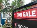 Une maison à vendre.  Les ventes de maisons à Toronto ont chuté en août par rapport à la même période l'an dernier.