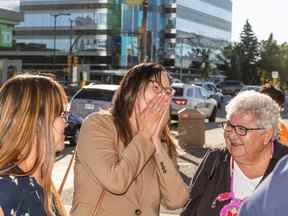 Les partisans réagissent après qu'une femme de Saskatoon accusée d'avoir kidnappé un enfant et de s'être enfuie aux États-Unis a été libérée sous caution au palais de justice provincial de Saskatoon le 2 septembre 2022.