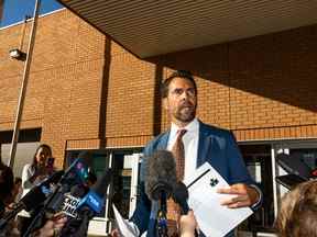 Chris Murphy, avocat de la femme de Saskatoon accusée d'avoir enlevé un enfant et de s'être enfui aux États-Unis, s'adresse aux médias après que son client a été libéré sous caution au palais de justice provincial de Saskatoon le 2 septembre 2022.