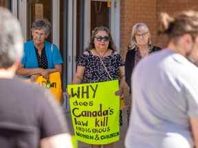 Des membres de la communauté se sont rassemblés devant le palais de justice provincial de Saskatoon pour montrer leur soutien à une mère de 48 ans accusée d'avoir enlevé un enfant à Saskatoon le 2 septembre 2022.
