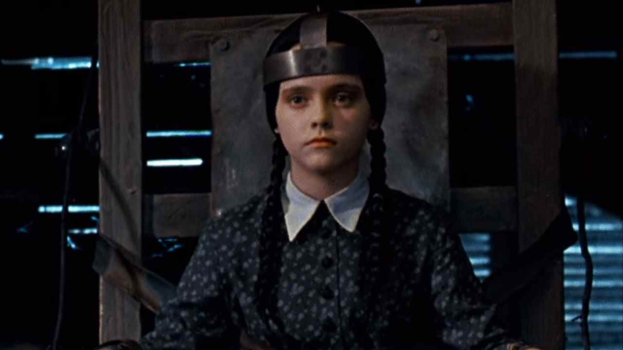 Mercredi Addams en chaise électrique dans Addams Family Values