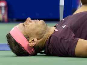 L'Espagnol Rafael Nadal est allongé sur le terrain et demande des soins médicaux après s'être frappé au visage avec sa raquette lors de son deuxième tour du tournoi de tennis de l'US Open 2022 contre l'Italien Fabio Fognini au USTA Billie Jean King National Tennis Center à New York, le 1er septembre 2022.