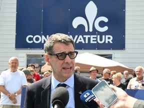 Le chef conservateur du Québec, Éric Duhaime, répond aux journalistes lors de son rassemblement de lancement de campagne, le dimanche 28 août 2022 à Québec.  Les Québécois se rendent aux urnes pour une élection générale le 3 octobre.