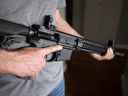 Un titulaire de permis d'armes à feu restreint détient un AR-15 à son domicile de Langley, en Colombie-Britannique, le 1er mai 2020.