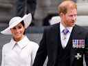Le prince Harry, duc de Sussex, et Meghan, duchesse de Sussex après avoir assisté au service national de Thanksgiving à la cathédrale Saint-Paul lors des célébrations du jubilé de platine de la reine le 3 juin 2022 à Londres.