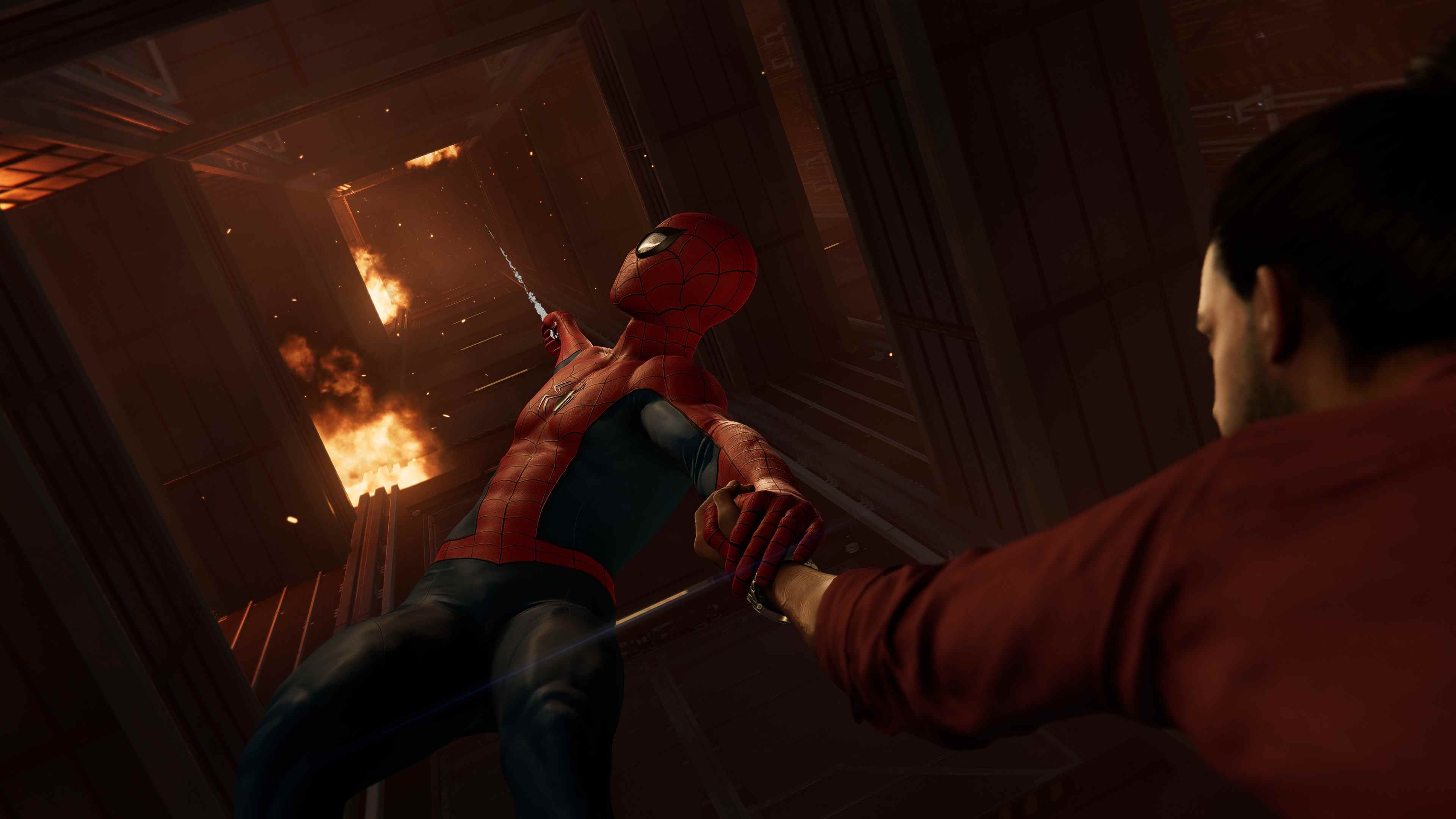 Spider-Man sauve quelqu'un d'un immeuble en feu