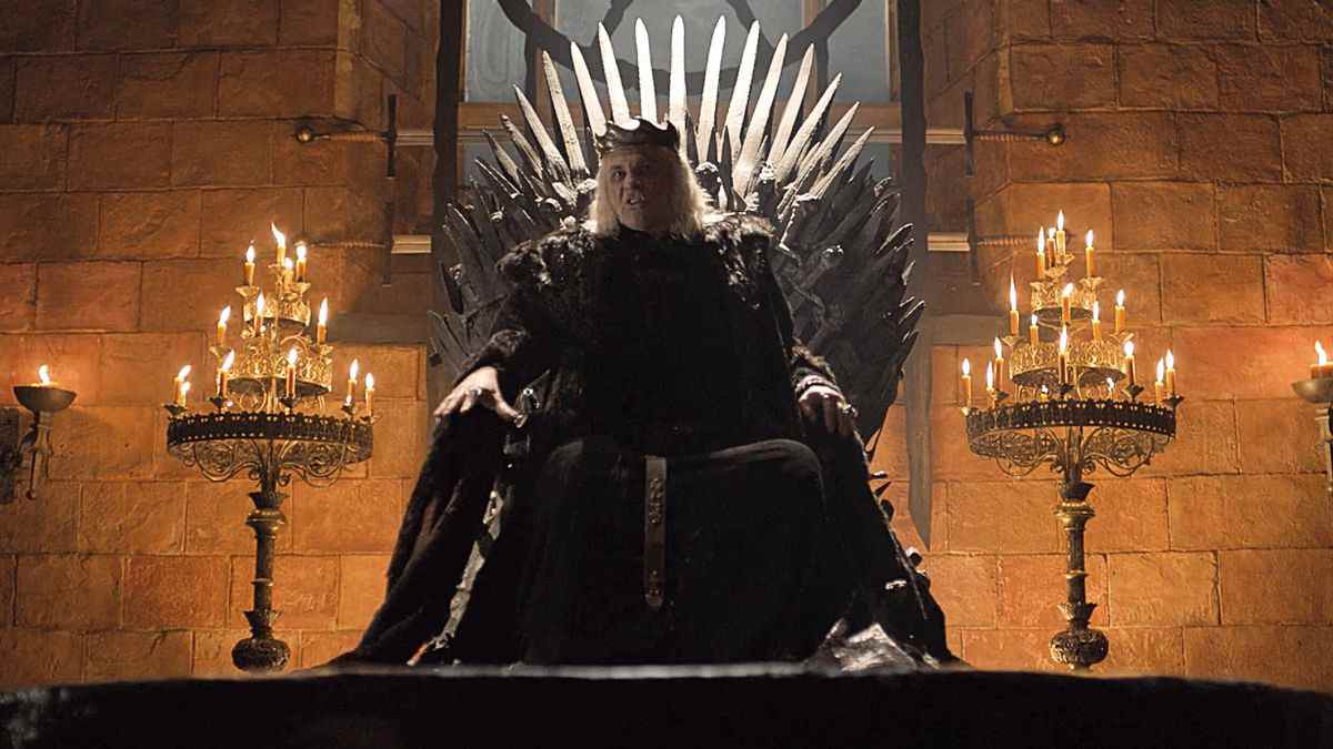 Le roi fou Aerys Targaryen est assis sur le trône de fer dans la saison 6 de Game of Thrones.