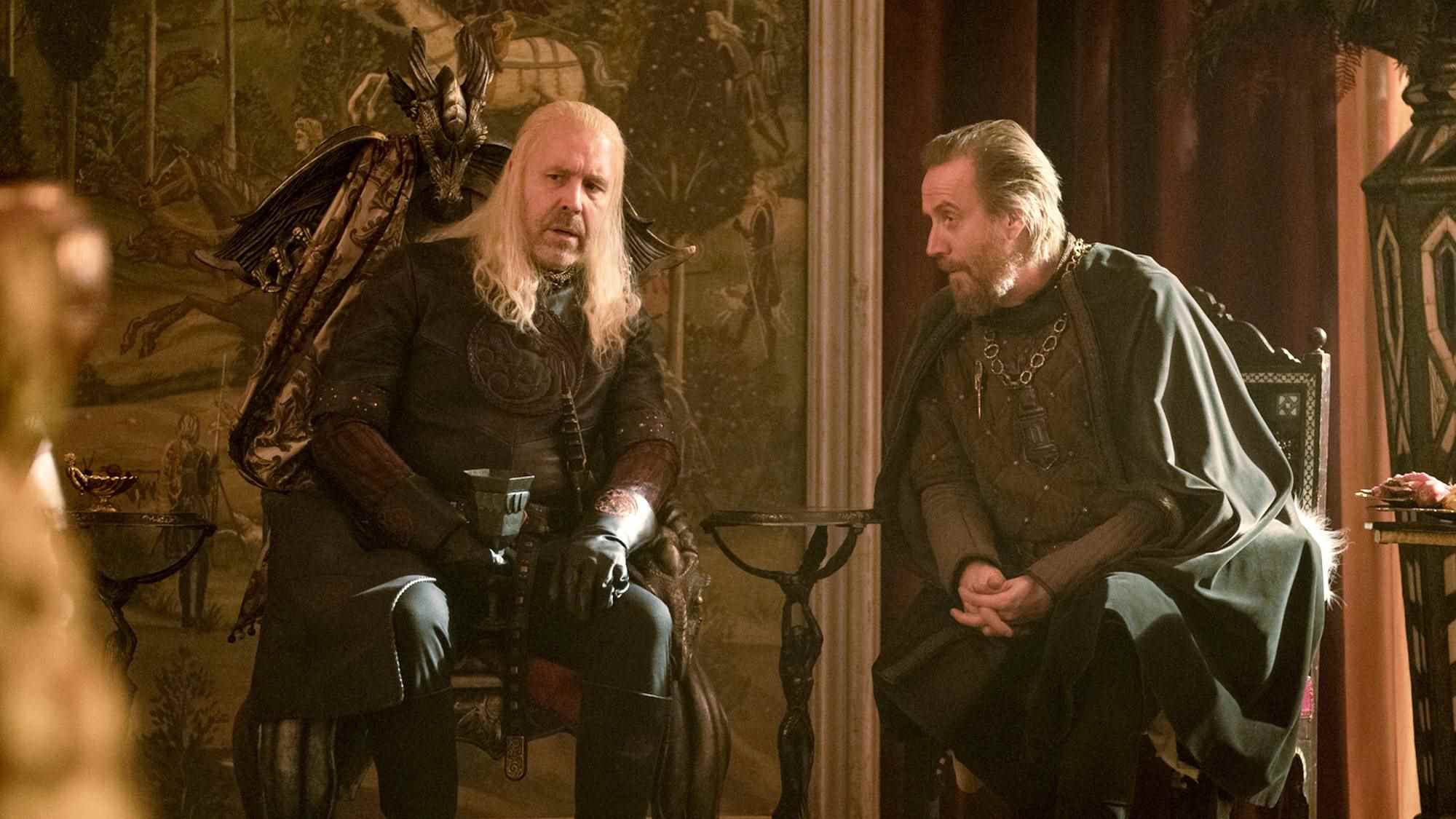 Paddy Considine dans le rôle du roi Viserys et Rhys Ifans dans le rôle d'Otto Hightower dans House of the Dragon épisode 3