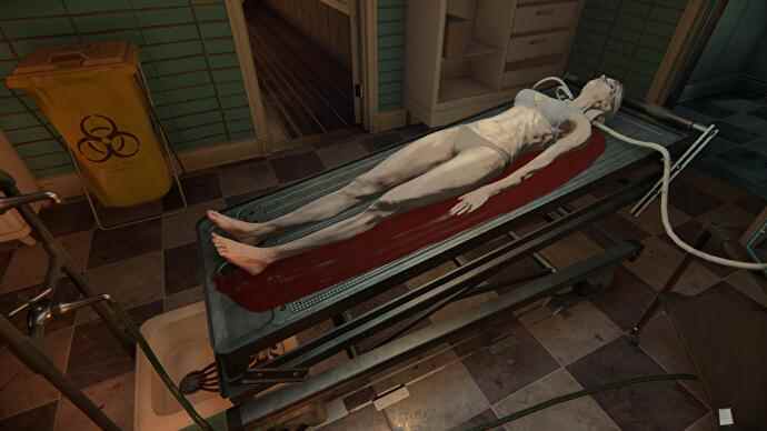 Le corps d'une dame âgée sur une table mortuaire, subissant le processus d'embaumement où le sang s'écoule de son corps.