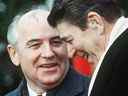 Le dirigeant soviétique Mikhaïl Gorbatchev, à gauche, s'entretient avec le président américain Ronald Reagan à la Maison Blanche le premier jour de leur sommet sur le désarmement, le 8 décembre 1987. Le dernier dirigeant de l'Union soviétique avant sa dissolution, Gorbatchev est décédé le 30 août 2022, à l'âge de 91 ans.