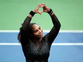 Serena Williams, des États-Unis, fait un geste vers la foule après un match contre Ajla Tomljanovic, d'Australie, lors de la cinquième journée du tournoi de tennis de l'US Open 2022 au USTA Billie Jean King Tennis Center, le 2 septembre 2022.