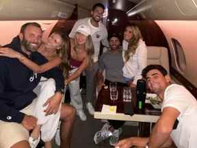 Dustin Johnson, Paulina Gretzky et leurs amis dans un avion (Paulina Gretzky/Instagram)