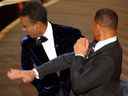 Will Smith, à droite, frappe Chris Rock lors de la 94e cérémonie des Oscars à Hollywood, le 27 mars.