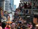 Les spectateurs admirent le Toronto Pride Parade le dimanche 26 juin 2022. Un nouveau rapport a révélé que le plus haut niveau d'infection à Omicron a été trouvé chez les jeunes adultes, âgés de 17 à 24 ans.