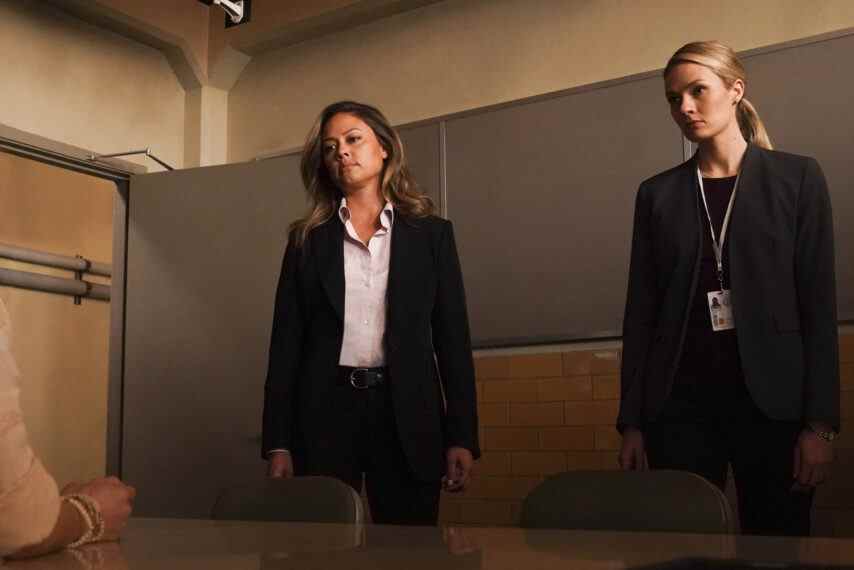 Vanessa Lachey en tant qu'agent spécial responsable Jane Tennant, Tori Anderson en tant que Kate Whistler dans NCIS: Hawai'i