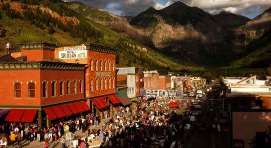 393902 01: Crowds gather for opening day of the 28th Telluride Film Festival August 28, 2001 in Telluride, CO. (Photo by David McNew/Getty Images)