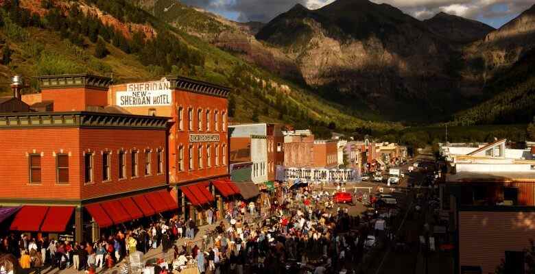 393902 01: Crowds gather for opening day of the 28th Telluride Film Festival August 28, 2001 in Telluride, CO. (Photo by David McNew/Getty Images)