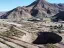 Un gouffre qui a été découvert la semaine dernière a doublé de taille, dans une zone minière proche de la ville de Tierra Amarilla, à Copiapo, Chili, le 7 août 2022. 