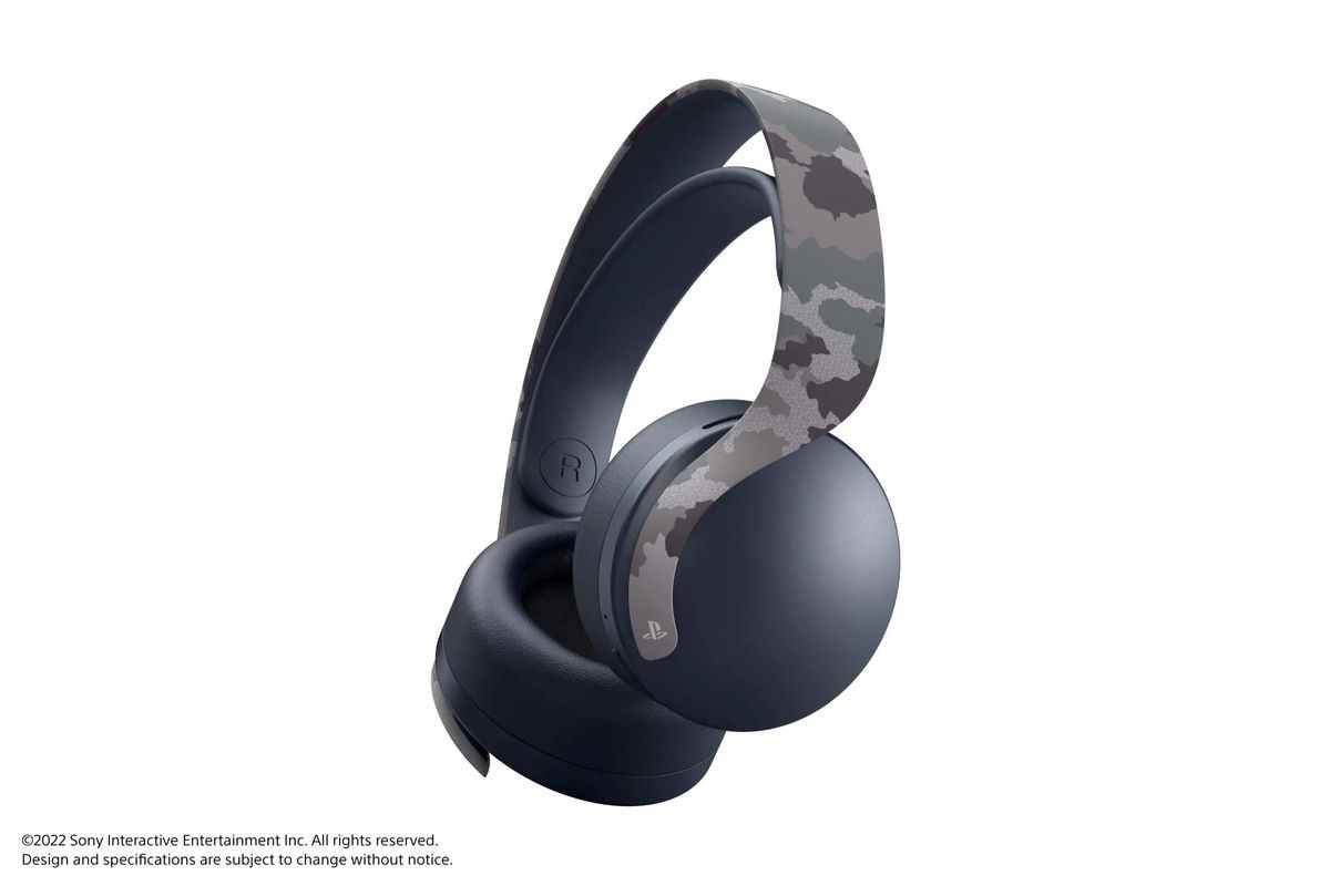 Une photo en angle du casque sans fil PlayStation 5 Pulse 3D dans un motif de camouflage gris sur un fond blanc immaculé