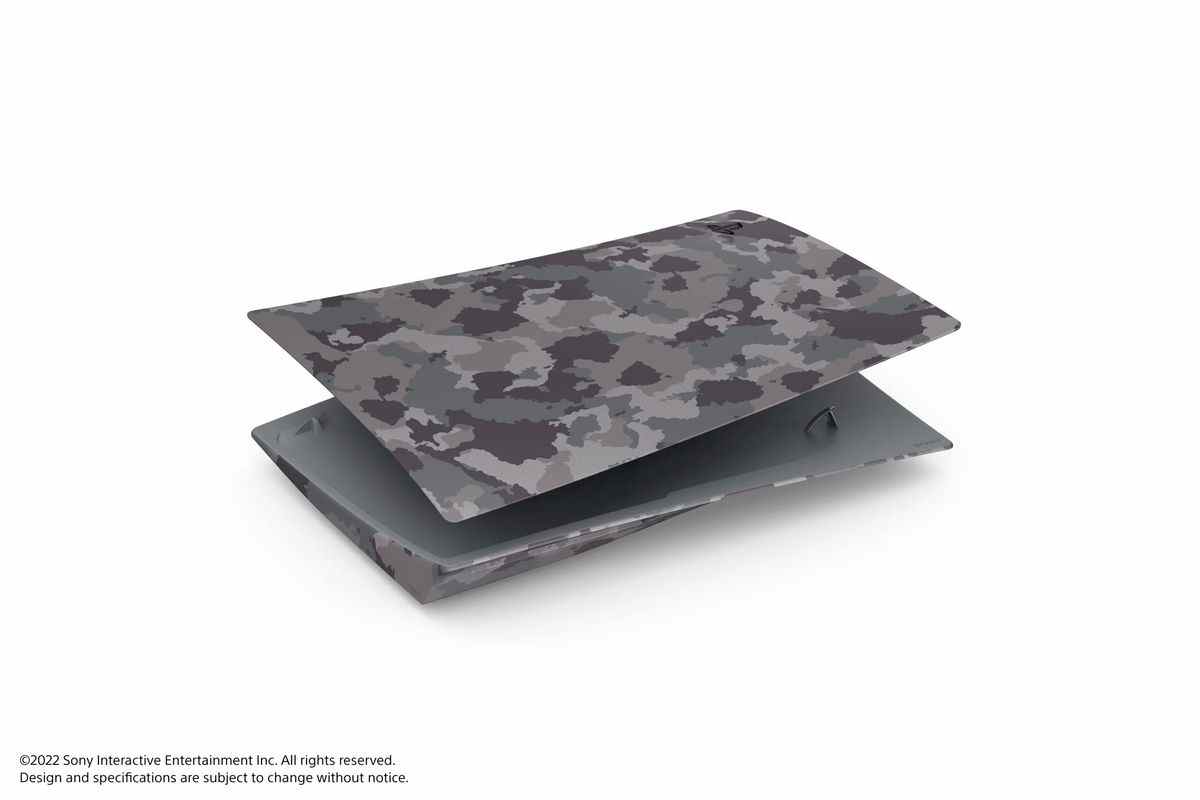 Couvertures de console PlayStation 5 empilées dans un motif de camouflage gris sur un fond blanc immaculé