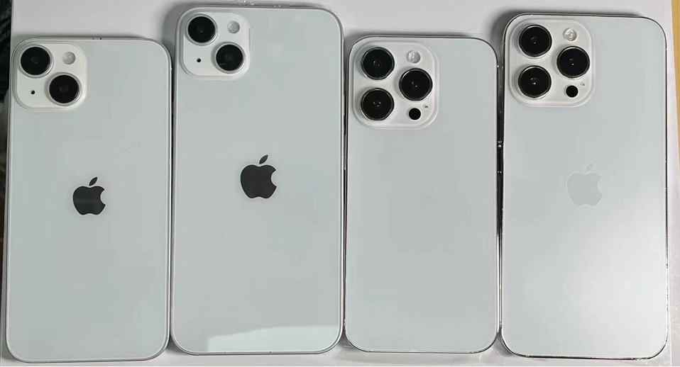 Quatre modèles factices iPhone 14 sur fond blanc