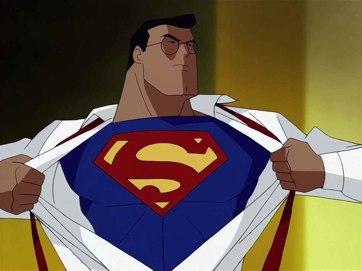 Clark Kent ouvre sa chemise pour révéler son costume de Superman avec l'emblème « S » rouge et jaune dans Superman : la série animée.