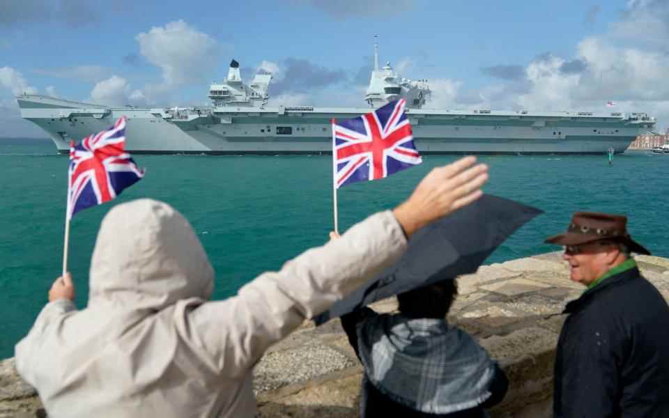 Le porte-avions et navire amiral de la Royal Navy, le HMS Queen Elizabeth, quitte Portsmouth pour les États-Unis - Andrew Matthews / PA