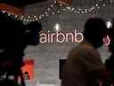 Le logo Airbnb affiché lors d'une conférence de presse à Tokyo, en 2018.