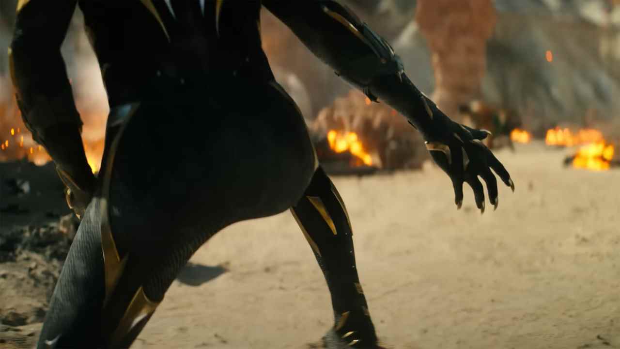 Une capture d'écran du nouveau Black Panther dos à la caméra dans Black Panther: Wakanda Forever