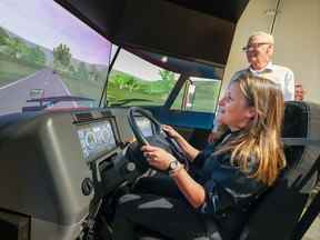 La vice-première ministre Chrystia Freeland essaie un simulateur de camion avec le conseiller en sécurité de Bison Transport, David Cousins, lors d'une visite du dépôt de l'entreprise à Calgary le mercredi 31 août 2022.