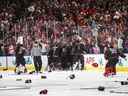 Le Canada célèbre sa victoire contre la Finlande lors du match pour la médaille d'or du Championnat mondial de hockey junior de l'IIHF en prolongation à Edmonton le samedi 20 août 2022. L'équipe canadienne de hockey masculin junior affronte la Tchéquie pour amorcer sa défense de sa médaille d'or aux championnats du monde le lendemain de Noël à Halifax.