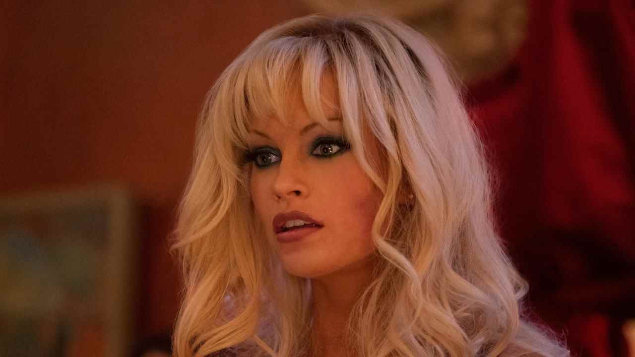 Pamela Anderson habillée pour le club dans Pam & Tommy