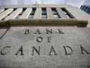 PHOTO DE FICHIER: Un panneau est photographié à l'extérieur de l'édifice de la Banque du Canada à Ottawa, Ontario, Canada.