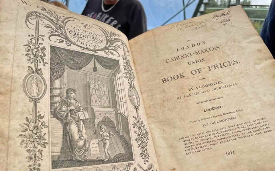 Un livre relié en cuir des prix des meubles imprimé par le London Cabinet Makers Union en 1811 a été apporté au Antiques Roadshow par l'ancien ébéniste Christopher Thorpe - PA