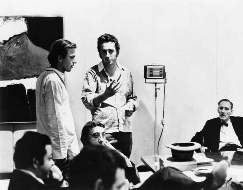 PUTNEY SWOPE, réalisateur Robert Downey (gesticulant), Stanley Gottlieb (extrême droite), sur le plateau, 1969