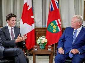 Le premier ministre Justin Trudeau s'entretient avec le premier ministre de l'Ontario Doug Ford à l'Assemblée législative provinciale de Queen's Park à Toronto, en Ontario, le 30 août 2022.