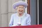 La reine Elizabeth sourit en regardant depuis le balcon du palais de Buckingham après la cérémonie Trooping the Colour à Londres, le jeudi 2 juin 2022, le premier des quatre jours de célébrations marquant le jubilé de platine.  