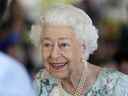 La reine Elizabeth II regarde lors d'une visite pour ouvrir officiellement le nouveau bâtiment à Thames Hospice, Maidenhead, Angleterre le 15 juillet 2022. 