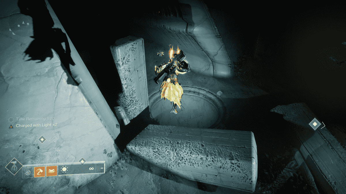 Un Titan transporte une relique dans une petite fosse dans la version Destiny 2 de King's Fall