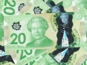 Parmi les dénominations papier/polymère du Canada, l'image de la reine Elizabeth n'apparaît que sur le billet de 20 $.  Il n'y a aucune obligation légale de changer le portrait du nouveau roi, bien que la reine soit décédée.
